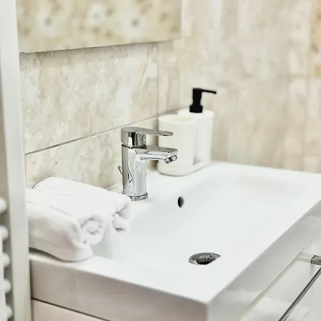 Panoramic View Cozy Near Center *