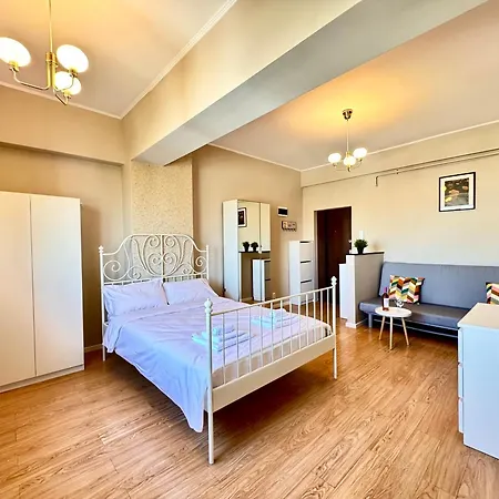 Panoramic View Cozy Near Center Apartment