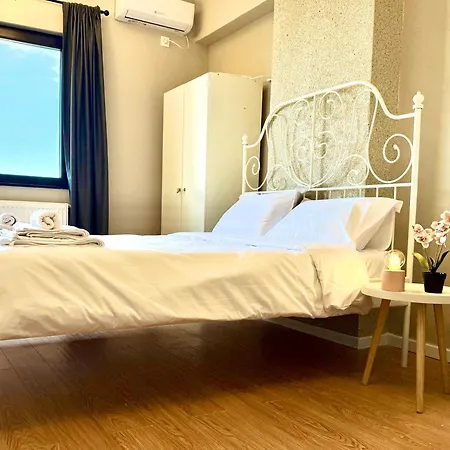 Panoramic View Cozy Near Center *