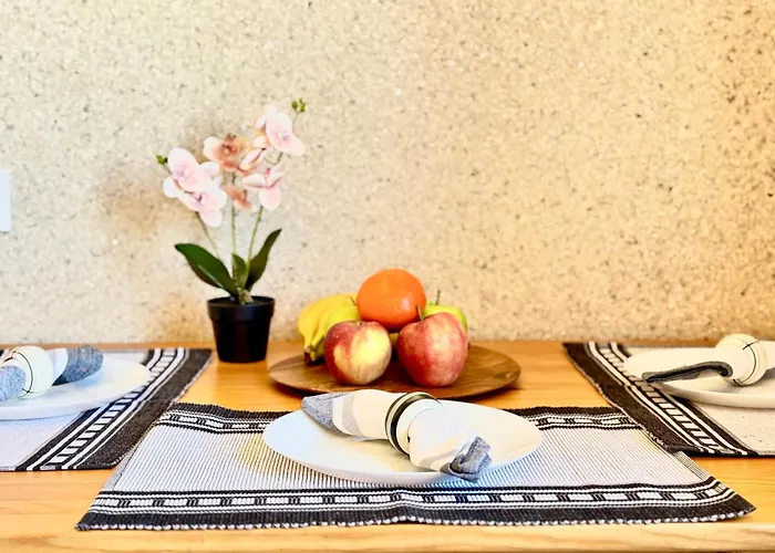 Panoramic View Cozy Near Center *