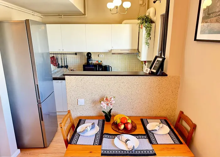 Panoramic View Cozy Near Center *