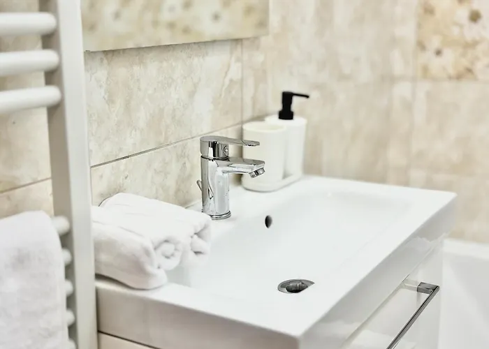 Panoramic View Cozy Near Center *