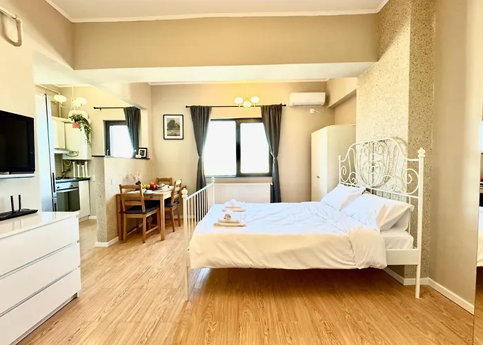 Panoramic View Cozy Near Center Apartment