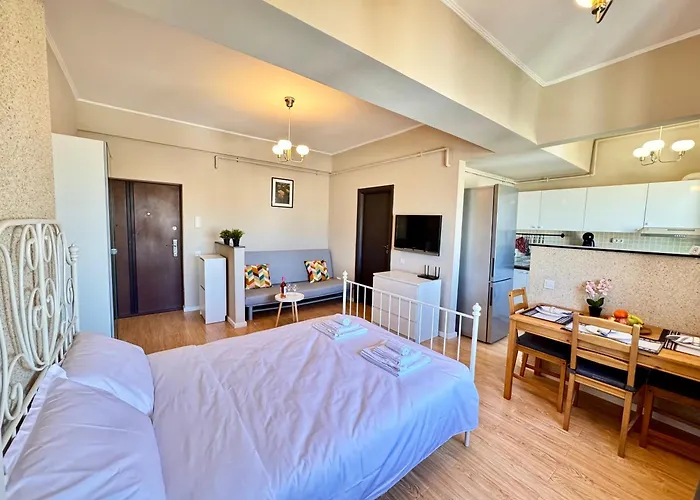 Panoramic View Cozy Near Center *