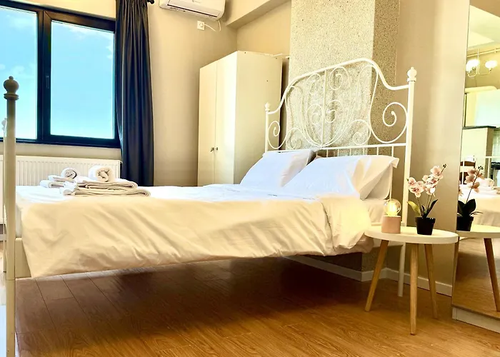 Panoramic View Cozy Near Center *